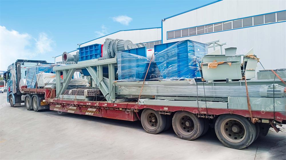 萬噸級(jí)風(fēng)電葉片物理回收預(yù)處理設(shè)備裝車發(fā)貨.jpg